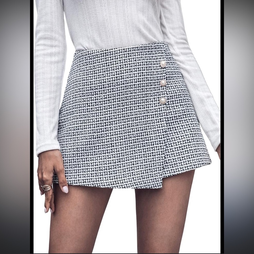 Cupshe tweed faux pearl mini skirt size Small